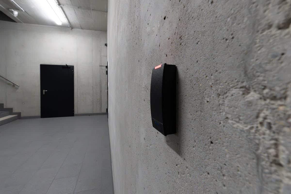Electronic access control terminal — access badges vs keys comparison